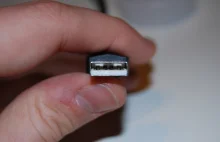 Dlaczego wtyczkę USB wkładamy zawsze złą stroną? Po latach odpowiada współtwórca