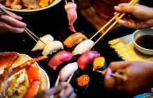 Triathlonista zjadł 100 porcji sushi w restauracji „płać raz i jedz, ile chcesz”