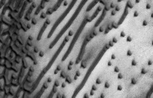 Marsjańskie wydmy przypominają wiadomość zapisaną alfabetem Morse'a