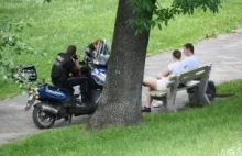 Straż miejska na skuterach jeździ po parku