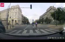Rajd grupki rowerzystów po ulicach Warszawy.