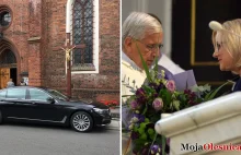 Minister Beata Kempa się modli, SOP limuzyną tarasuje chodnik pod bazyliką