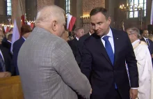 Andrzej Duda i Lech Wałęsa uścisnęli sobie dłonie.