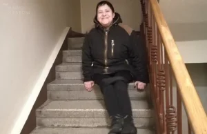 Pani Maria - z wózkiem na szyi - pokonuje 50 schodów na rękach. Kto jej pomoże?