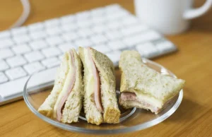 Lunch po polsku – kanapka przed komputerem. Gdy inni jedzą, my ciężko...