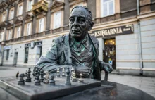 Zagraj w szachy z Gombrowiczem. W Radomiu stanął pomnik pisarza
