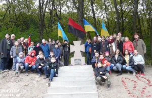 Ukraina: Krzyż pamiątkowy w miejscu kwatery kata Polaków