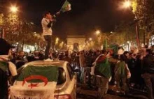 Algierczycy świętują wygrany mecz z Wybrzeżem Kości Słoniowej w Paryżu.