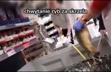 W Kauflandzie obsługa dusi karpie w reklamówkach łapiąc ryby za skrzela.