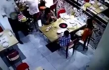 Kelner oblewa dziecko wrzątkiem