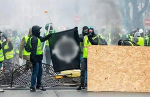 Antifa wyrzucona z protestu "żółtych kamizelek"