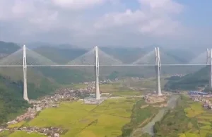 Niesamowity widok: W Chinach otwarto olbrzymi wiszący most