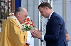 Chrystus podniesiony z ziemi przez prezydenta. Symbol zmartwychwstawania Polski?