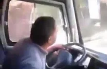 A kierowca autobusu wstał i zaczął klaskać...