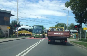 Autokar między rogatkami i nadjeżdżający pociąg