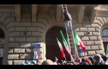 Protesty antyunijne we Włoszech, manifestanci zdejmują symbole EU.