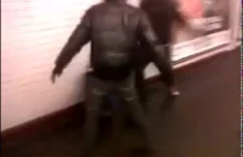 Imigranci biją dwie kobiety w paryskim metrze