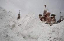 Łatanie dziurawych dróg… śniegiem i materacami