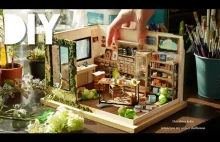 Facet robi domowe miniaturowe dioramy