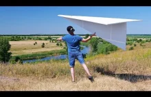 Gigantyczny 122-calowy latający papierowy samolot