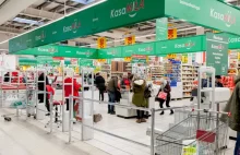 Skandal w Auchan. Ochroniarz szarpał i klął na dzieci.