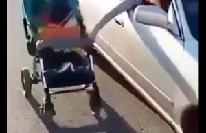 Matka pcha wózek z dzieckiem podczas jazdy samochodem