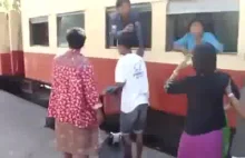 Łapanie pociągu w Tajlandii