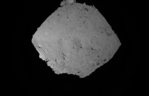 Hayabusa 2 przygląda się Ryugu z bliska przygotowując się do lądowania.