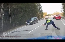 Estoński policjant wyrzuca kolczatkę na drogę