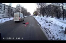 Dzieciak wbiega pod nadjeżdżające auto.