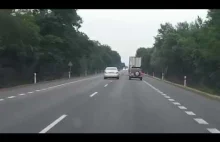 Kierowca mercedesa spycha z drogi karetkę na sygnałach
