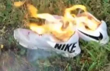 Ludzie ostentacyjnie palą buty Nike