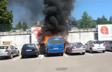 Pożar na parkingu koło Tesco. Spłonęły trzy auta