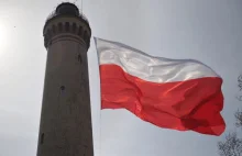 Największa biało-czerwona flaga zawisła na latarni morskiej w Świnoujściu