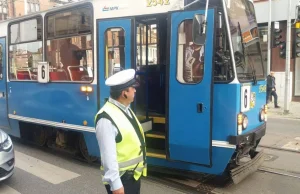 Hit! Bluza leżąca na torach... wykoleiła tramwaj we Wrocławiu
