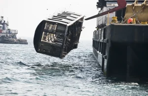 Oszałamiające zdjęcia wagonów metra Nowego Jorku wyrzucanych do Oceanu
