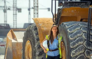 Polski inżynier na budowie w Katarze, ...kobieta.