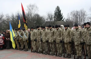 Banderowski okrzyk oficjalnym pozdrowieniem ukraińskiej armii? Chce tego...