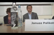 Palikot dostał od studentów wódkę z twarzą Kwaśniewskiego.