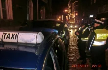 Poznań: kontrolowali taksówki na Starym Mieście a obok jeździł Uber.