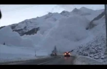 Potężna lawina schodzi na drogę w Szwajcarii
