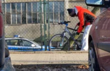 Ukradł rower spod komendy policji przy świadkach. Nikt nie zareagował...