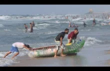 Palestyński rybak zrobił łódź z... plastikowych butelek.