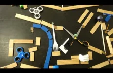 Przygoda pewnej niebieskiej kuleczki - maszyna Rube Goldberga