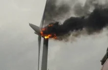 Pożar wiatraka w Chojnach. Pali się jedna z turbin [video]