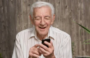 Klasyczny telefon komórkowy – idealny prezent dla seniora - Magazyn Fakty
