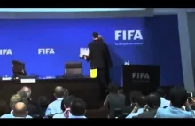 Ośmieszył prezydenta FIFA na konferencji na żywo! Wręczył mu łapówkę.