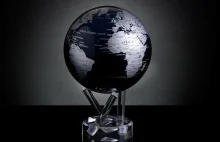 Samoobracający się globus z satelitarną mapą