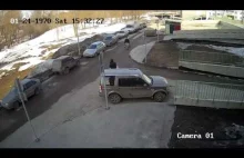 Strażnik upomina kobietę, która źle zaparkował samochód
