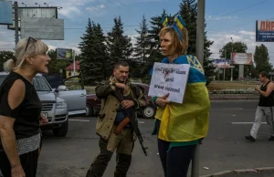 Swołocz! Rosyjscy terroryści publicznie znęcają się nad Ukrainką
